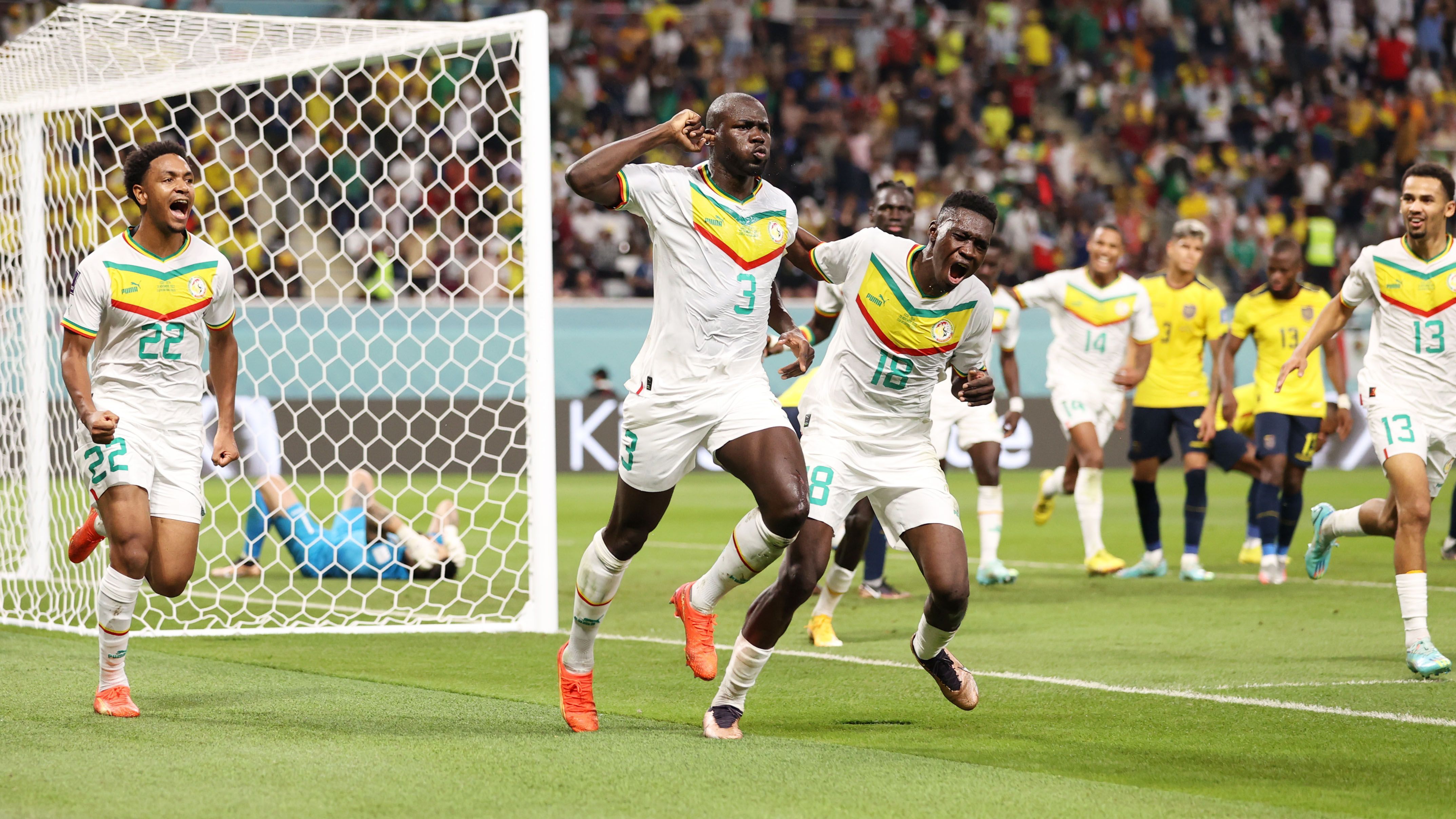 
                <strong>Gruppe A: Senegal </strong><br>
                Erstmals seit 2002 steht der Senegal wieder in einem WM-Achtelfinale, auch ohne Superstar Sadio Mane. Im entscheidenden letzten Gruppenspiel gegen Konkurrent Ecuador zeigen die Afrikaner ihre bis dato beste Turnierleistung. In der Runde der letzten 16 treffen die "Löwen von Teranga" nun auf England (So., 20 Uhr im Liveticker auf ran.de). 
              