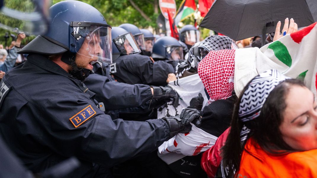 Bei der Kundgebung gab es Steinwürfe und heftige Rangeleien mit der Polizei.