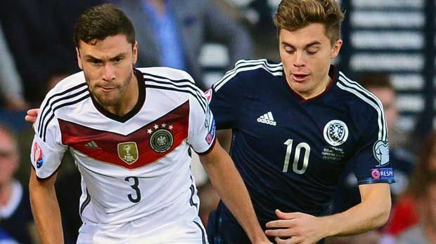 
                <strong>Jonas Hector</strong><br>
                Jonas Hector: Der Kölner ist nicht annähernd so auffallend, wie in der Partie gegen Polen. Hector hat mit den aggressiven Vorstößen der Schotten arge Probleme, offensiv findet er im Spiel fast nicht statt. ran-Note: 4-
              