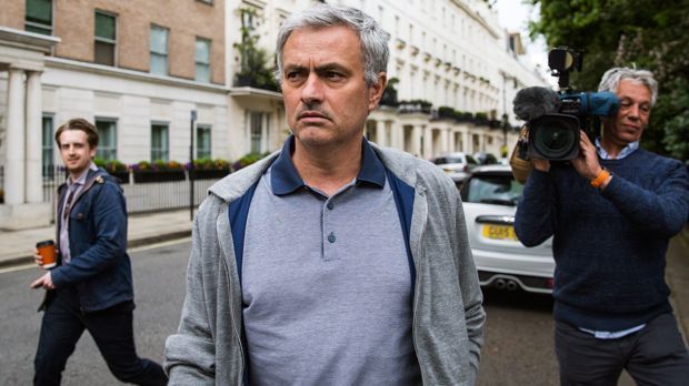 
                <strong>Jose Mourinho</strong><br>
                Seit wenigen Tagen ist es offiziell: Jose Mourinho wird neuer Trainer von Manchester United. Der Portugiese beerbt den eher glücklosen Louis van Gaal und soll die Red Devils zu alter Stärke führen. Wer folgt dem "Special One"? Die englische Tageszeitung "Daily Mail" blickt schon mal in die Zukunft und zeigt, wie Mourinhos Startelf in Manchester in der Saison 2016/2017 aussehen könnte.
              