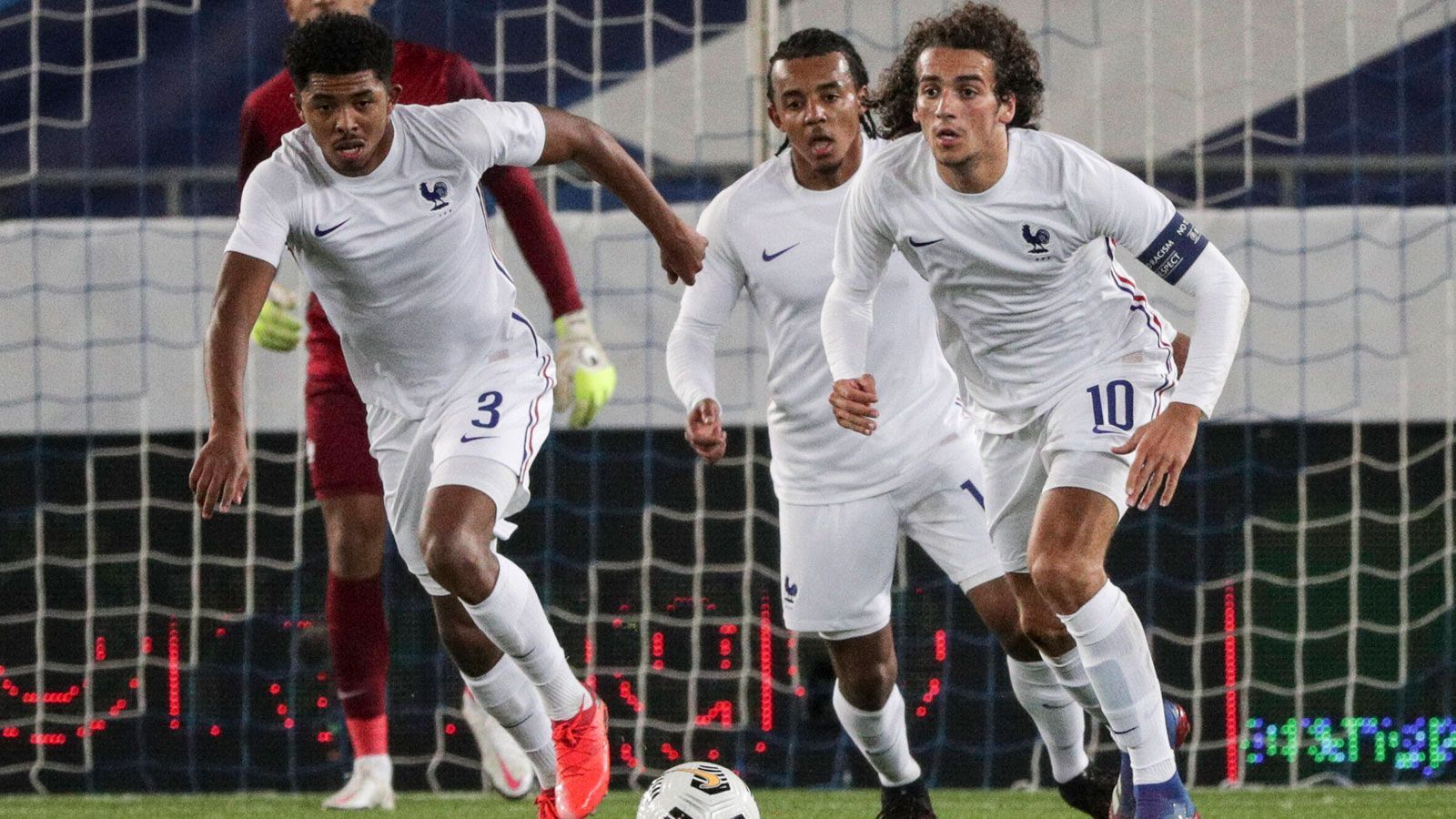 
                <strong>Frankreich</strong><br>
                Beim Blick auf den Kader der französischen U21 wird sofort klar, dass der Weg zum EM-Titel nur über dieses Team führen wird. In Eduardo Camavinga, Houssem Aouar, Jules Kounde, Moussa Diaby sowie Jonathan Ikone oder auch Odsonne Edouard stehen Akteure im Kader, die bei einigen anderen Nationen wohl schon in der A-Nationalmannschaft spielen würden. In der Qualifikation gab es neun Siege aus zehn Partien, allerdings kassierte die Elf um Kapitän Matteo Guendouzi (Hertha BSC) von den Top-Nationen die meisten Gegentreffer (zehn). Zum Auftakt bekommt es die Elf von Trainer Sylvain Ripoll in Gruppe C mit Dänemark zu tun, danach folgen Partien gegen Russland und Island.
              