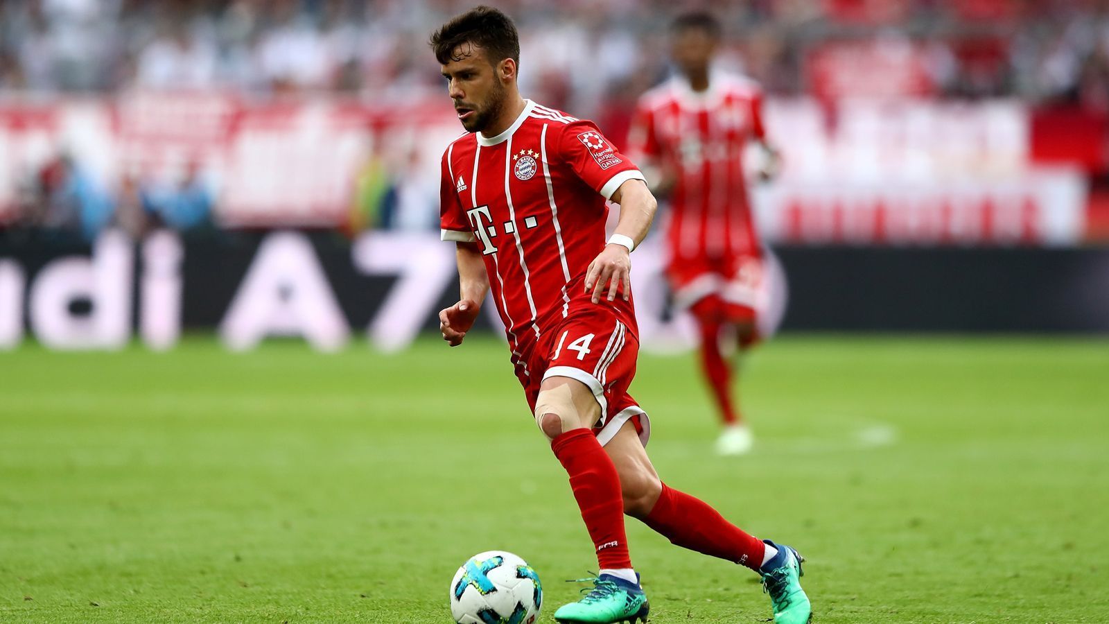 
                <strong>Juan Bernat (FC Bayern)</strong><br>
                Vier Jahre spielt Juan Bernat mittlerweile für den FC Bayern München, durchsetzen konnte er sich links hinten bisher nicht. Und das dürfte im fünften Jahr nicht anders werden. FCB-Sportdirektor Hasan Salihamidzic meinte vor kurzer Zeit vielsagend: "Ich denke, dass Juan das auch [als schwierige Situation] wahrnimmt, und es wird in diesem Jahr nicht leichter für ihn." Es ist wahrscheinlich, dass sich die Bayern vom Spanier bei einem entsprechenden Angebot trennen werden.
              