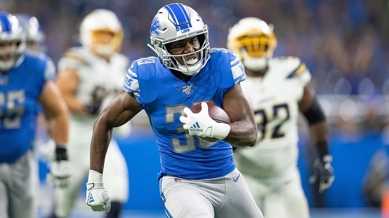 
                <strong>Running Back: Kerryon Johnson (at Kansas City Chiefs)</strong><br>
                Wie stoppt man Patrick Mahomes am Besten? Indem man den MVP möglichst lange an der Seitenlinie hält. Die Detroit Lions müssen gegen die Kansas City Chiefs ihr Laufspiel etablieren, die Uhr kontrollieren und lange Drives zusammenstellen. Das Mittel dafür muss Running Back Kerryon Johnson sein. Der 22-Jährige wird mit Laufversuchen gefüttert, in drei Spielen lief er bereits 48 Mal den Ball. Gegen die Chiefs sieht er im Idealfall erneut zahlreiche Carries.
              