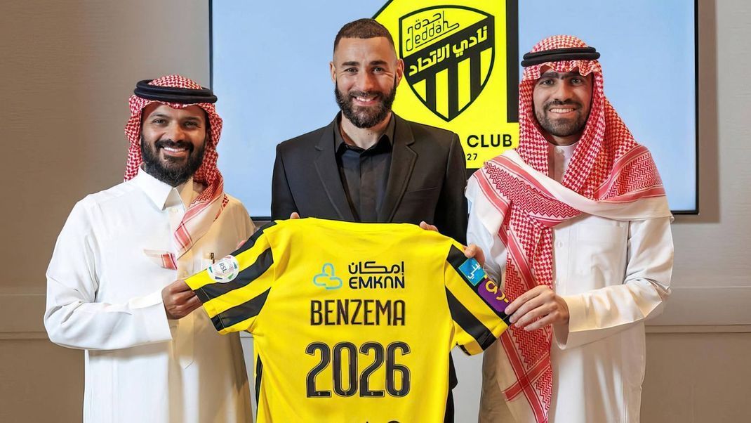 Saudi-Arabien
...wenn es diesen Sommer um Star-Transfers geht, darf Saudi-Arabien als Ziel nicht fehlen. Wie der französische "RMC Sport"-Journalist Fabrice Hawkins am 22. Juli berichtet, könnte die Saudi Pro League um einen Star reicher werden. Demnach bietet Al-Hilal Kylian Mbappe offenbar 400 Millionen Euro Gehalt über zwei Jahre. Als Ablösesumme sollen die Saudis bereit sein, 200 Millionen Euro an PSG zu überweisen. Und auch ein weiteres Szenario bringt "RMC Sport" ins Spiel: Mbappe könnte für ein Jahr nach Saudi-Arabien kommen und dann 2024 zu Real Madrid weiterziehen.