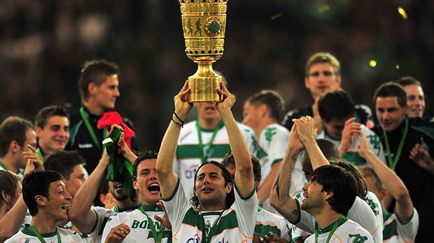 
                <strong>Rückkehr nach Bremen</strong><br>
                Rückkehr nach Bremen: Zunächst auf Leihbasis kehrte der dreimalige Familienvater Pizarro an die Weser zurück. Nach 17 Bundesliga-Treffern und dem Gewinn des DFB-Pokals wollte Bremen seinen verlorenen Sohn zurückkaufen, was allerdings schwieriger war als gedacht.
              