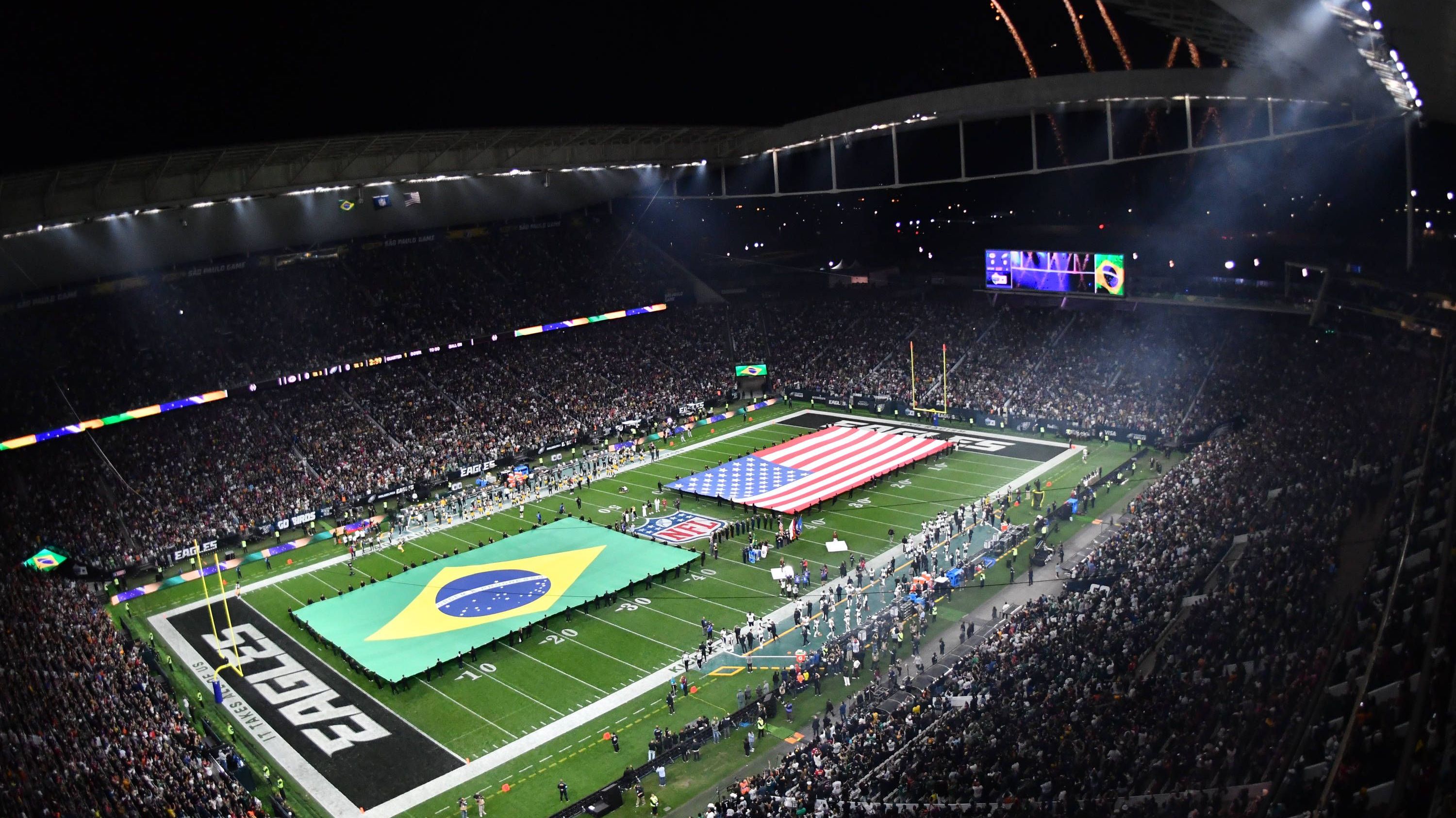 <strong>Ausverkauftes Haus</strong><br>Volle Hütte in der Corinthians Arena in Sao Paulo. 42.000 Südamerikaner waren vor Ort und Teil der NFL-Geschichte. Oder etwa doch nicht? Laut "NBC" waren 20 Prozent der Zuschauer aus den USA - also rund 8.500 US-Amerikaner auf den Rängen.