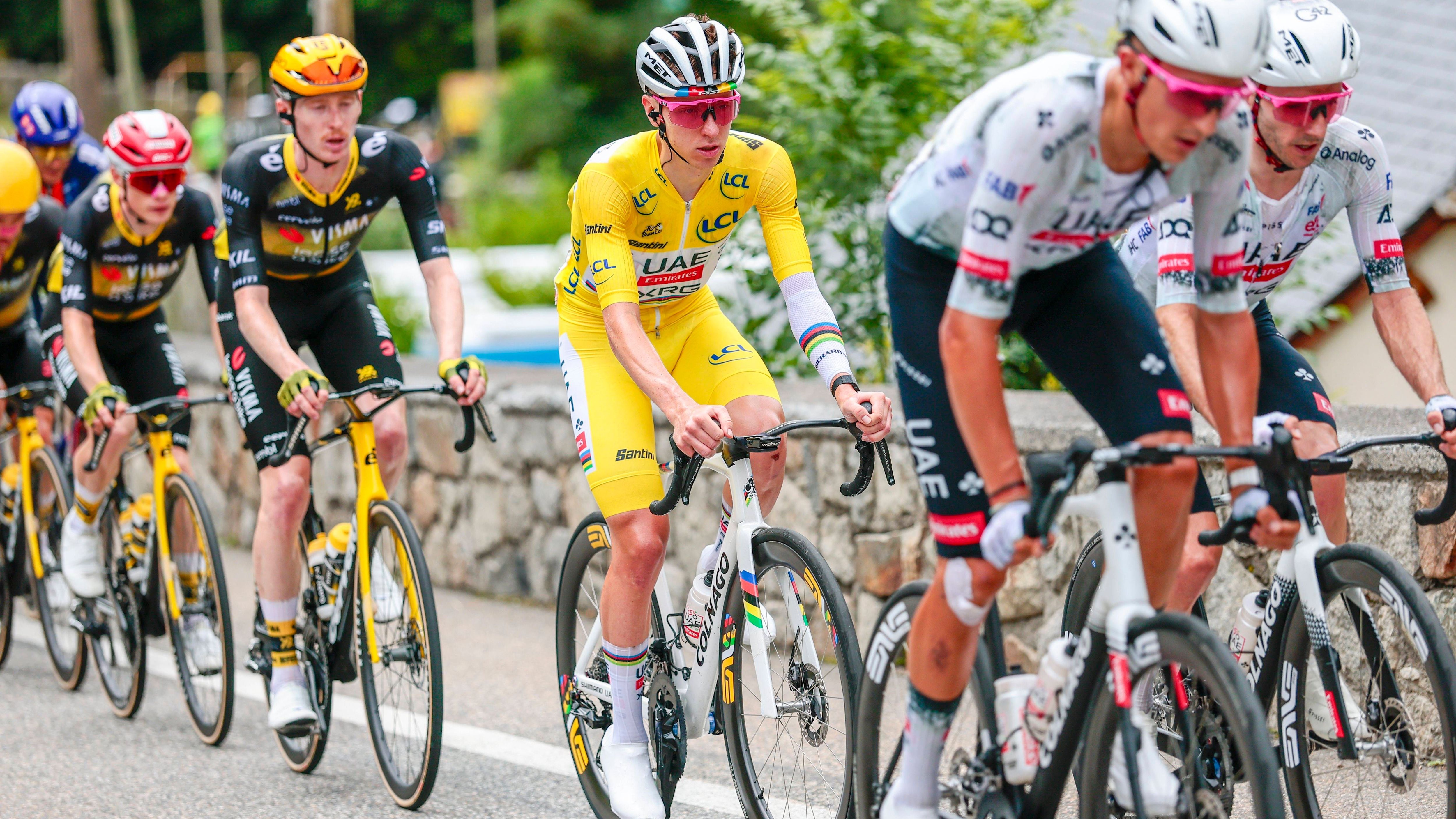 <em><strong>Tour de France: Die Top-Verdiener im Radsport</strong><br>Die <a target="_blank" href="https://www.ran.de/sports/radsport/tour-de-france">Tour de France</a> ist das wichtigste <a target="_blank" href="https://www.ran.de/sports/radsport">Radsport</a>-Event des Jahres. Top-Stars wie Tadej Pogacar, Remco Evenepoel und Jonas Vingegaard kämpfen um das Gelbe Trikot. Aber wer von ihnen verdient eigentlich am meisten? <strong>ran</strong> zeigt die Top 10 der Rad-Profis mit den höchsten Gehältern. Berücksichtigt werden nur geschätzte Jahresgehälter ohne Prämien oder Sponsorengelder (Quelle: Domestique Cycling, Stand: Juli 2025).</em>