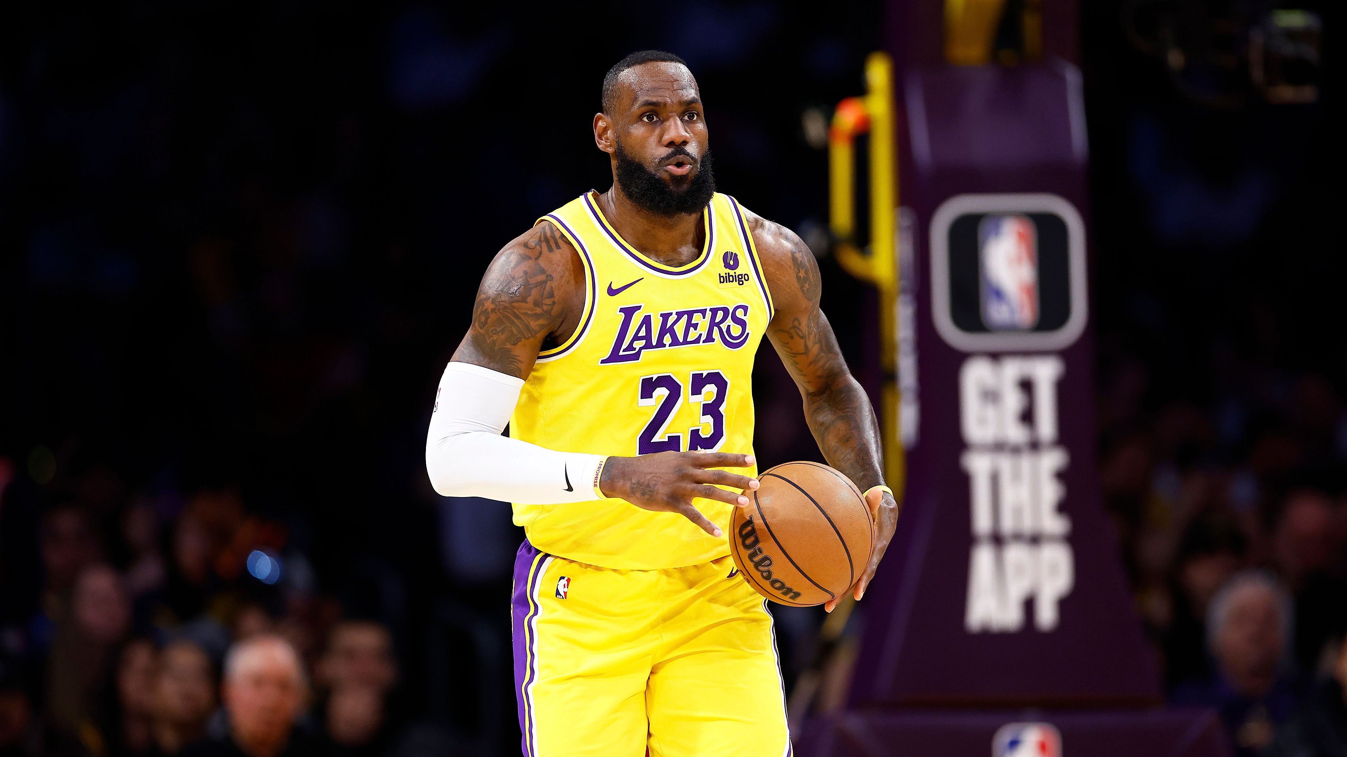 <strong>Los Angeles Lakers - Quote: -450</strong><br>Ein Verbleib in Los Angeles scheint die wahrscheinlichste Option zu sein. LeBron lebt mit seiner Familie seit Jahren in LA und hat zudem ein kompetitives Team an seiner Seite. Dennoch werden die Lakers Überzeugungsarbeit leisten, um ihn zum Bleiben zu überreden. Das wahrscheinlichste Szenario ist, dass er seine Spieleroption ablehnt und einen mehrjährigen Vertrag unterschreibt.