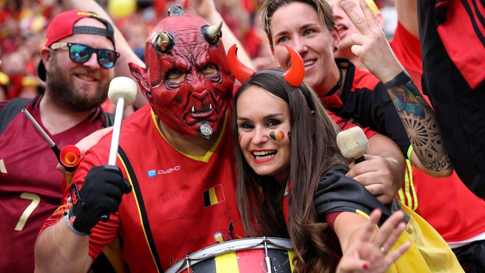 <strong>"Rote Teufel" in Köln zu Gast</strong><br>Am Samstagabend trafen in Köln die Belgier auf die Nationalmannschaft Rumäniens. Tausende belgische Fans folgten den "Roten Teufeln" in die Domstadt, um sie nach dem Fehlstart gegen die Slowakei (0:1) im zweiten Vorrundenspiel zu unterstützen.