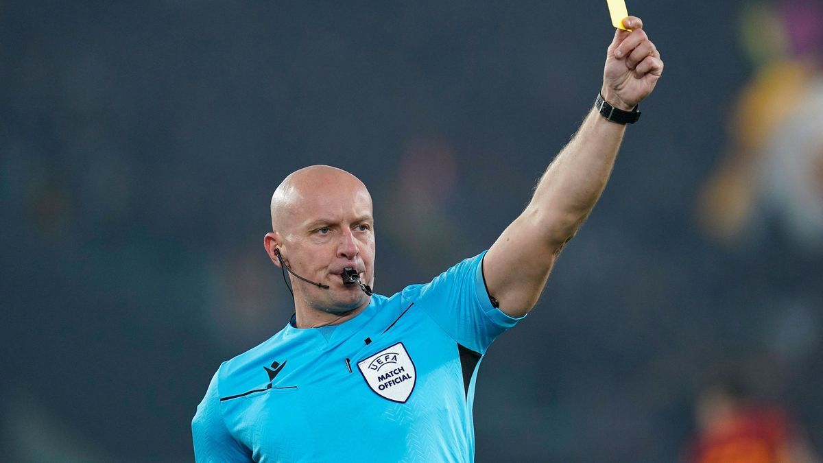 Referee Szymon Marciniak during the UEFA Europa League Quarter-final second leg match between AS Roma and AC Milan at Stadio Olimpico Rome Italy on 18 April 2024. Rome Stadio Olimpico Rome Italy Co...