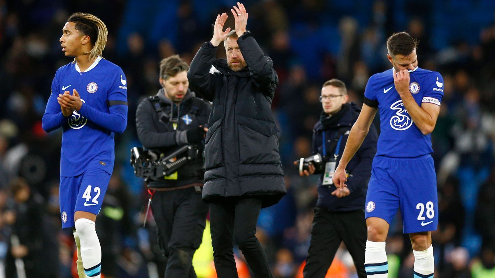 
                <strong>2023 trat keine Besserung ein</strong><br>
                Das neue Jahr scheint dem Champions-League-Sieger von 2021 noch gar nicht zu bekommen. Nach acht Pflichtspielen haben die Londoner lediglich einen Sieg hinbekommen. Das 1:0 gegen Crystal Palace, das aus einem Treffer des Deutschen Kai Havertz resultierte, ereignete sich am 15. Januar und wird beim Champions-League-Duell gegen Dortmund genau einen Monat zurückliegen. Die vergangenen drei Ligaspiele endeten allesamt unentschieden, zuletzt am Samstag mit einem 1:1 gegen West Ham United. Bitter: Dabei gelang nur ein einziges Tor. 
              