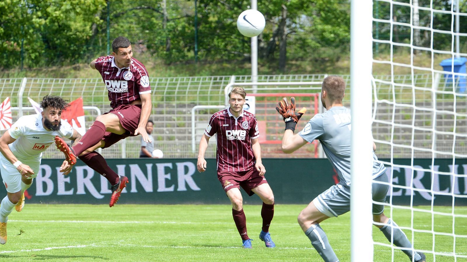 
                <strong>BFC Dynamo</strong><br>
                In Berlin hat sich der BFC Dynamo gegen den Berliner AK durchgesetzt. Im Mommsenstadion siegte der Regionalligist knapp mit 2:1. Für den BFC ist es bereits der siebte Triumph im Berliner Landespokal. 
              