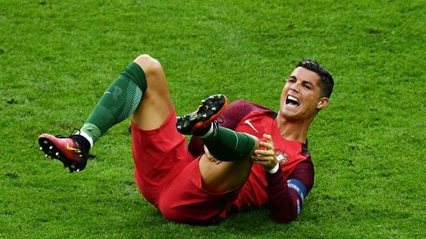 
                <strong>Cristiano Ronaldo</strong><br>
                Der 31-Jährige merkt sofort, dass etwas mit seinem Knie nicht stimmt und schreit laut auf. Vor Schmerzen hält er sich - am Boden liegend - sein Knie.
              