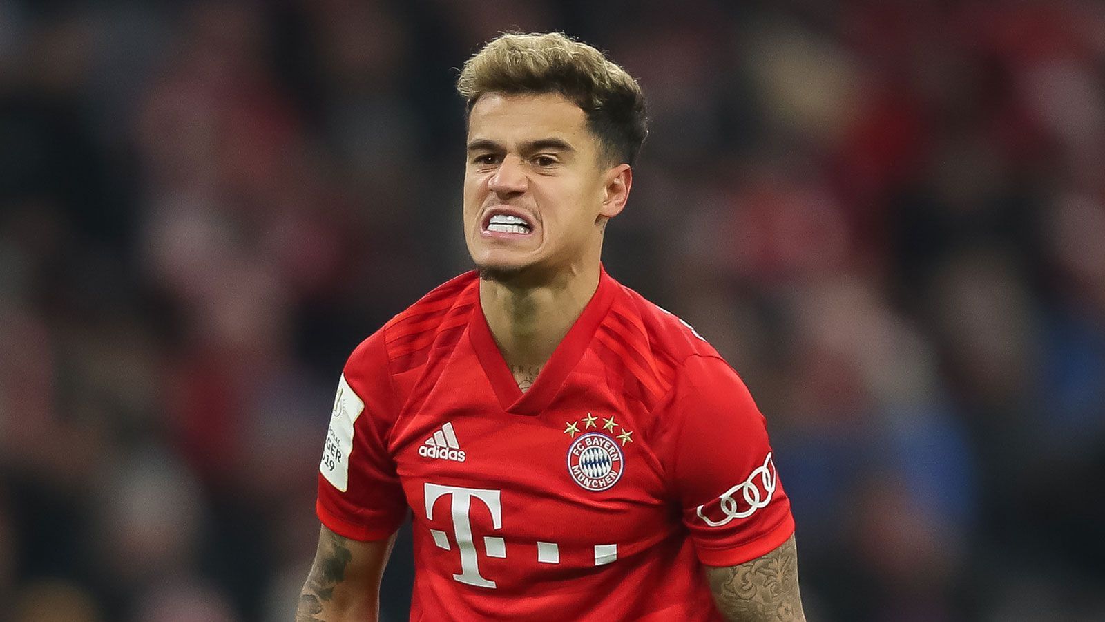 
                <strong>Philippe Coutinho (FC Bayern München/FC Barcelona)</strong><br>
                Im Frühjahr stehen eigentlich die Spiele und Wochen auf dem Programm, in denen Philippe Coutinho dem FC Bayern München hätte beweisen sollen, dass er die vertraglich fixierte Ablöse von 120 Millionen Euro wirklich wert ist. Das hat der vom FC Barcelona ausgeliehene Brasilianer bislang nicht einmal im Ansatz geschafft. Und so scheint ein Ende der Zusammenarbeit im Sommer unausweichlich. Immerhin soll es zuletzt Interesse aus England gegeben haben - namentlich von Manchester United, dem FC Chelsea, dem FC Arsenal und Tottenham Hotspur. Doch auch die Premier League wurde von der Corona-Krise kalt erwischt, das Geld dürfte nicht mehr so locker sitzen. Sollte Barca seine Forderungen für den nicht mehr benötigten Dribbelkünstler nicht deutlich nach unten schrauben, könnten die Katalanen auf dem einst so gefeierten Offensivallrounder sitzen bleiben.
              