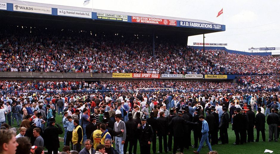 
                <strong>Das Hillsborough-Drama und der Umgang damit</strong><br>
                Auch die vielleicht schwärzeste Stunde des englischen Fußballs ist eng mit dem FC Liverpool verbunden: Bei der Stadionkatastrophe von Hillsborough kamen am 15. April 1989 in Nottingham 96 Menschen bei einem Zuschauerunglück ums Leben - größtenteils Auswärtsfans des FC Liverpool. Behörden, Politiker und Medien - allen voran die "Sun" - schoben die Schuld am Unglück auf Fehlverhalten der Liverpooler Gästefans. Der FC Liverpool wehrte sich dagegen, nahm seine Fans immer wieder öffentlich im Schutz und ehrte so auch das Andenken an die verstorbenen Anhänger. Erst 27 Jahre nach dem Unglück kam eine Kommission zum Schluss, dass Fehler der Polizei Auslöser der Katastrophe waren.
              