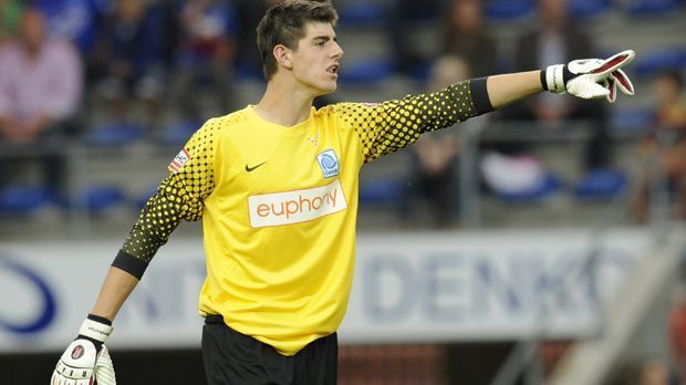 
                <strong>Thibaut Courtois - 16 Jahre.</strong><br>
                Thibaut Courtois - 16 Jahre. Der Belgier absolviert mit 16 Jahren, elf Monaten und sechs Tagen sein erstes Profi-Spiel. Damals im Dress des KRC Genk. Der 23-Jährige hat jetzt bereits 242 Profi-Spiele auf dem Buckel. Verteilt auf die Vereine KRC Genk, Atletico Madrid und dem FC Chelsea.
              