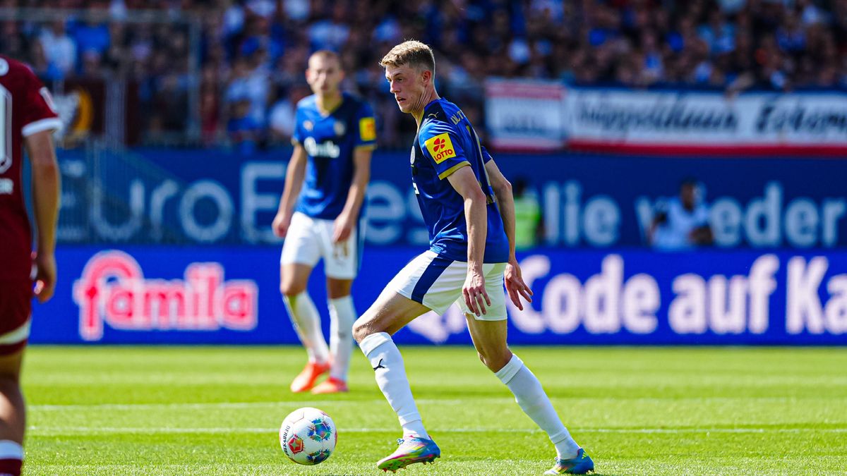 Alexander Bernhardsson (Holstein Kiel, 11) GER, Holstein Kiel vs. DSC Arminia Bielefeld, Fussball, 2. Bundesliga, Spieltag 2, Saison 2025 2026, 10.08.2025 DFL REGULATIONS PROHIBIT ANY USE OF PHOTOG...