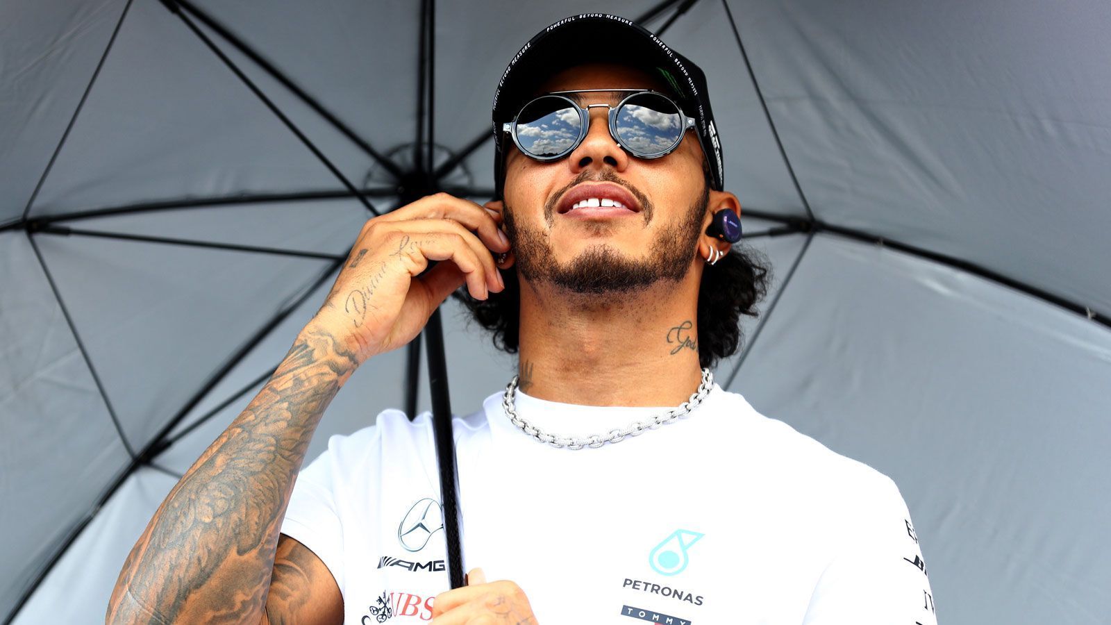 
                <strong>Lewis Hamilton (Mercedes-AMG Petronas Motorsport)</strong><br>
                Lewis Hamilton ist die Konstante beim deutschen Rennstall. Seit 2013 fährt der Brite für die Stuttgarter und jagt Titel und Rekorde. Sein Vertrag läuft bis Ende 2020. Ein Ende der erfolgreichen Sportehe ist nicht in Sicht. Immerhin rückt er den Rekorden von Legende Michael Schumacher immer näher.Vertrag bis: Ende 2020
              