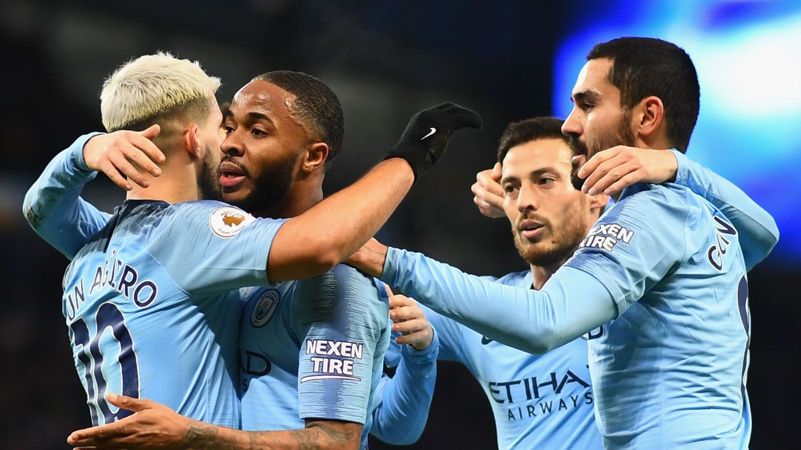 
                <strong>Platz 3: Manchester City</strong><br>
                Es folgt Stadtrivale City: Die "Skyblues" können auch dank der Millionen aus Katar aus den Vollen schöpfen was Gehalt angeht. 334 Millionen Euro gibt Manchester City für Spielergehälter aus und das macht 60 Prozent der Gesamteinnahmen des Vereins und nochmals knapp 30 Millionen mehr, als bei ManU. 
              