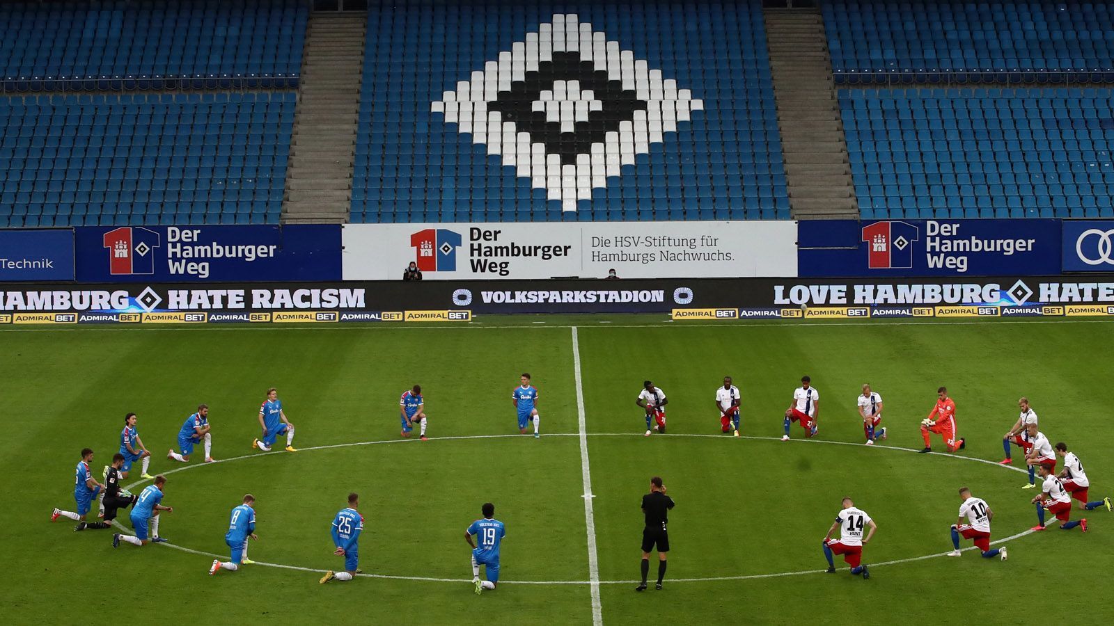 
                <strong>Hamburger SV vs. Holstein Kiel</strong><br>
                ...sowie vor dem Zweitliga-Spiel zwischen dem HSV und Holstein Kiel. 
              