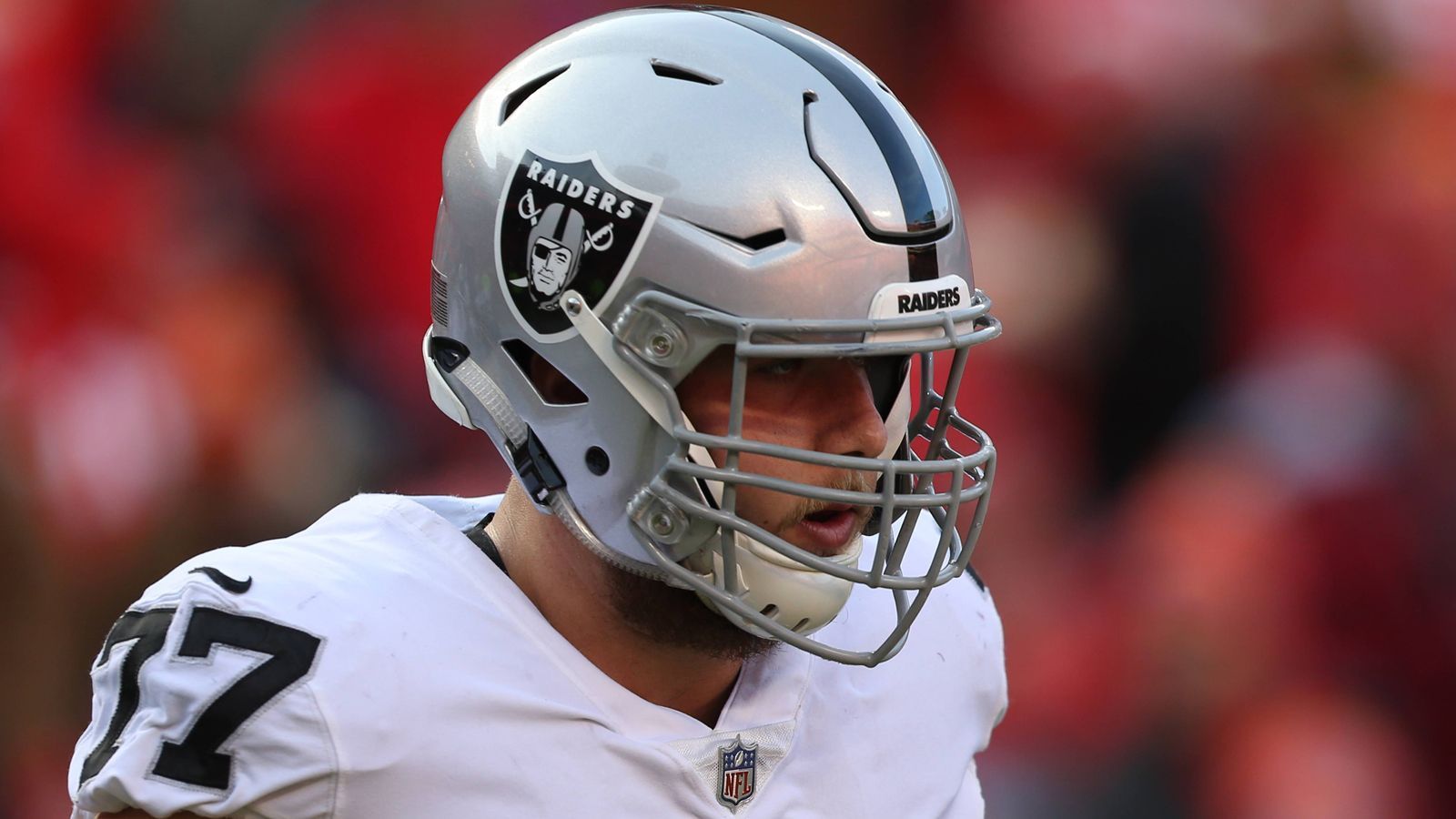 
                <strong>Pick 15: Kolton Miller (Offensive Tackle, Oakland Raiders)</strong><br>
                Viele Experten waren überrascht, als Head Coach Jon Gruden den O-Liner Kolton Miller an Position 15 auswählte - und fragen sich das heute noch. Zumal Donald Penn extra auf die Right-Tackle-Position umgestellt wurde, damit der junge Miller auf der linken Seite spielen kann. Miller stand zwar in allen 16 Saisonspielen als Starter auf dem Platz, schien aber oft überfordert zu sein. Am 5. Spieltag ließ er gegen die Chargers drei Sacks zu, eine Woche später gegen die Seahawks erneut. Gibt es 2019 keine Leistungssteigerung, könnte er als einer der Flops im Draft 2018 in Erinnerung bleiben. ran-Note: 5
              