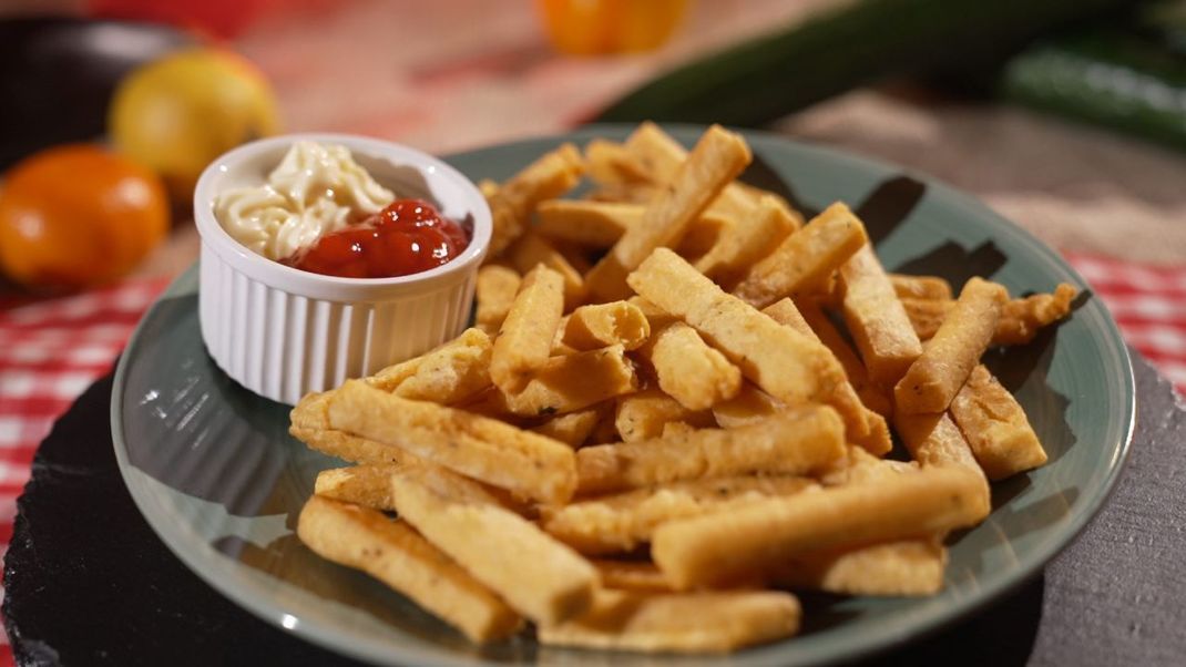 Mit unserem Food-Hack kannst du im Handumdrehen aus Kartoffelpüree knusprige Pommes zubereiten!