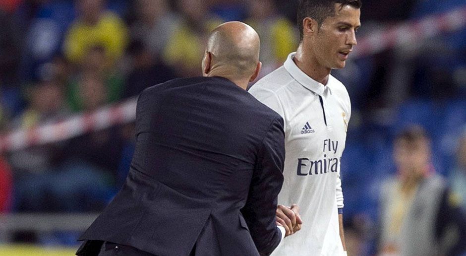 
                <strong>Ronaldo gegen ... eigentlich alle</strong><br>
                ... zumal besonders das Spiel gegen Las Palmas bei Real nachwirkt. Denn Zidane (li.) wagte es am Samstag tatsächlich, Cristiano Ronaldo nach 72 Minuten vom Feld zu holen! Da stand es noch 2:1 für den Favoriten. Der Europameister ist darüber not amused, was er der Öffentlichkeit völlig selbstlos nicht verheimlichen will und kann. Es brodelt also im Team - zumal CR7 schon auf dem Feld mit Gareth Bale aneinandergeriet, weil der Waliser partout nicht abspielen wollte.
              