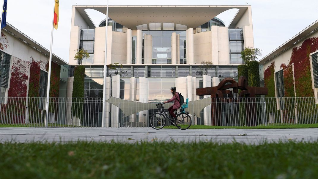 Nach nur zwei Jahrzehnten hat das Kanzleramt bereits einen Dachschaden: Die komplette Bedachung muss erneuert werden.