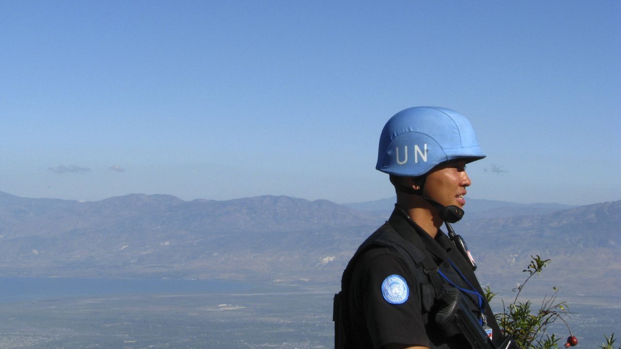 Weltfrieden und -Sicherheit: Die zentrale Mission der UN ist es, internationalen Frieden und Sicherheit zu bewahren. Sie arbeitet, um Konflikten vorzubeugen, in Krisenregionen Hilfe zu leisten, im Friedensprozess zu vermitteln und Bedingungen zu schaffen, unter denen Frieden bestehen kann.