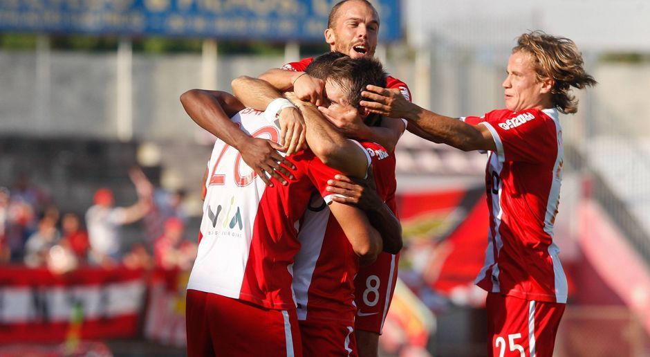 
                <strong>Portugal: CD Aves</strong><br>
                Elf Jahre lang müssen die Fans von Desportivo Aves auf Erstligafußball warten. Jetzt schaffen es die Portugiesen zurück in die Liga NOS. Platz 2 ist ihnen in der Ledman Liga Pro nicht mehr zu nehmen. 
              