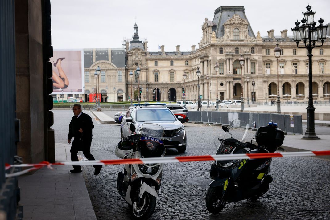 14.10.2023, Frankreich, Paris: Polizeibeamte stehen vor dem Louvre Wache, der wegen einer Bombendrohung geräumt worden war. 