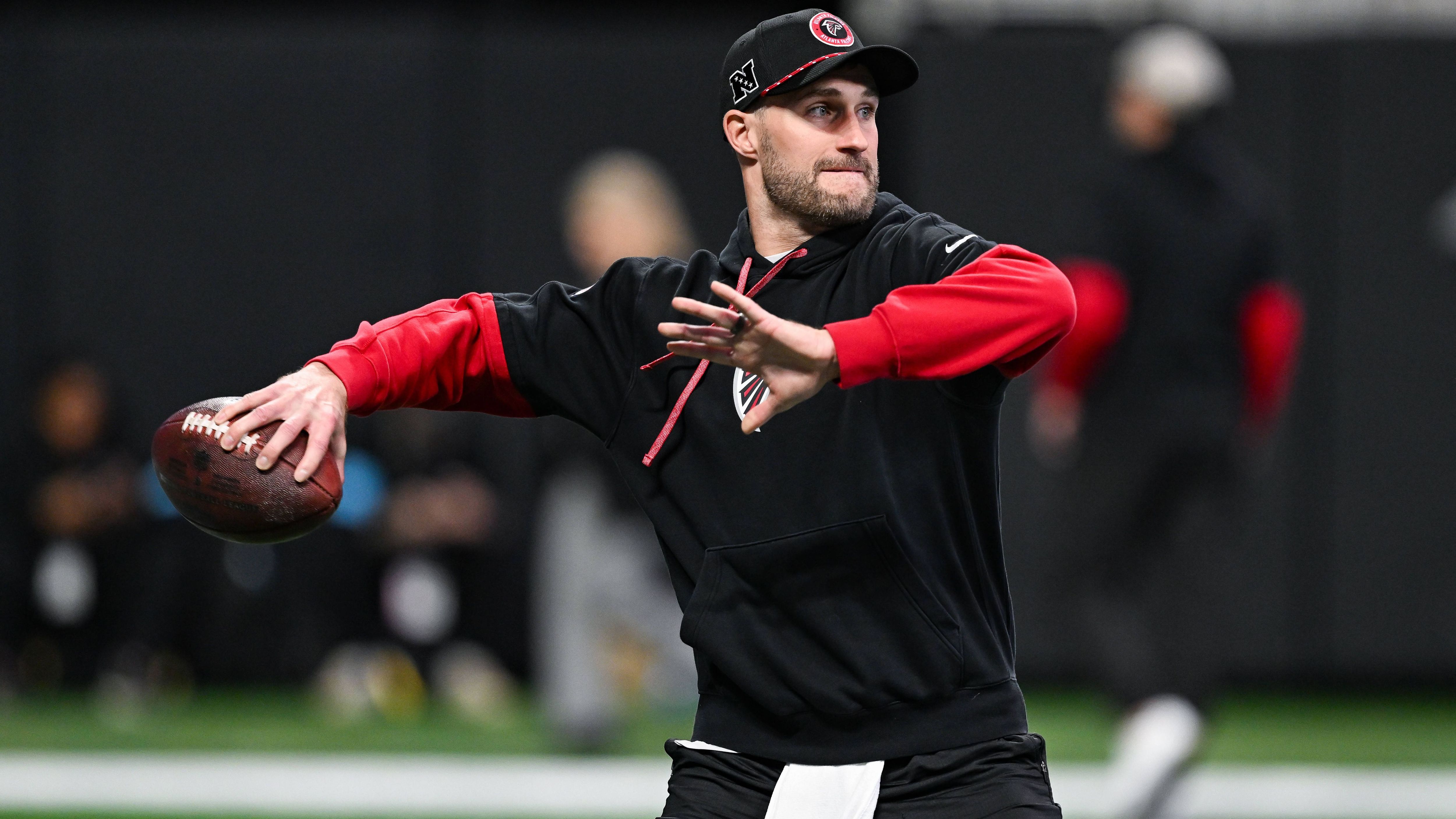<strong>Kirk Cousins (Atlanta Falcons)</strong><br>Der teuerste Back-up der Liga. Die Falcons wurden Cousins nicht los, sein Gehalt war zu hoch. Der Vierjahresvertrag über 180 Millionen Euro war dann doch zu hoch gegriffen. Allein in dieser Saison kassiert der QB 27,5 Millionen, um auf der Bank zu sitzen. Warum da groß anstrengen? Sein Kontrakt geht bis 2027. Ein Karriereende ist in dieser Saison nicht in Sicht, außer er ist den Status leid und einigt sich auf eine schöne Abfindung. Dann könnte der 36-Jährige auch auf der Couch mit seiner Familie chillen, statt auf der Bank.