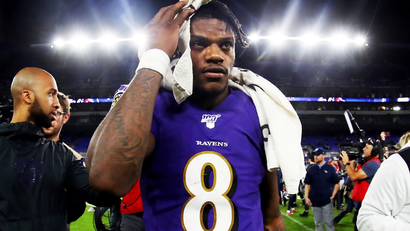 
                <strong>3. AFC North (Baltimore Ravens, Pittsburgh Steelers, Cleveland Browns, Cincinnati Bengals)</strong><br>
                Mit den Baltimore Ravens thront ein heißer Super-Bowl-Aspirant mit MVP Lamar Jackson über der AFC North. Dazu kommen die Steelers mit einem wiedergenesenen Big Ben. Das tröstet auch über die bislang eher unspektakuläre Free Agency hinweg. Die Browns galten als heißer Playoff-Aspirant 2019, enttäuschten dann aber auf ganzer Linie. Mit Jack Conklin und Austin Hooper kamen in dieser Free Agency weitere Verstärkungen. Zumindest eine positive Bilanz muss drin sein. Und die Bengals? Die haben den Nummer-Eins-Pick im NFL Draft und dürften sich damit Quarterback Joe Burrow angeln. Doch wie schnell kann man ihm die NFL zutrauen? Selbst wenn die Bengals mit den Playoff nichts am Hut haben dürften - ein interessanteres Team als 2019 sind sie in jedem Fall.
              