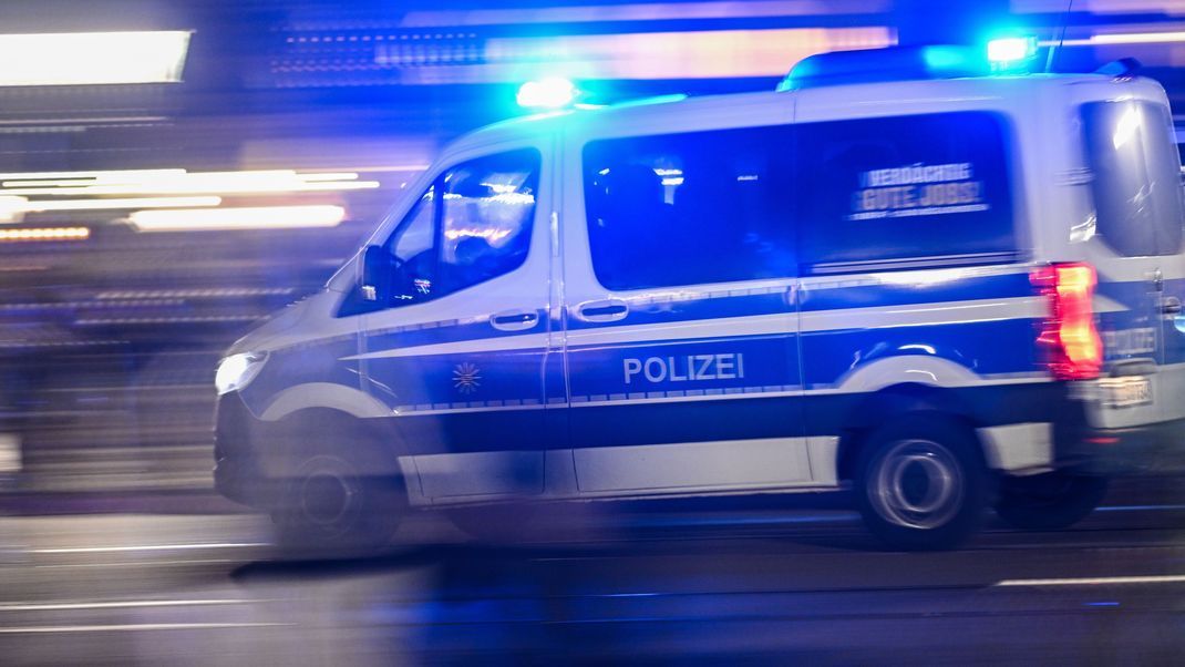 Polizei nahm zwei Jugendliche in Eppingen fest. Sie sollen einen einen Mann durch Tritte und Schläge so schwer verletzt habe, dass er an den Folgen starb (Symbolbild).