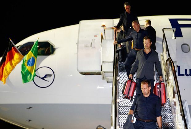 
                <strong>"Fanhansa"-Flug landet in Brasilien</strong><br>
                Am Samstagabend um 22.00 Uhr war die DFB-Elf in Frankfurt Richtung Brasilien gestartet. Rund zehn Stunden später ist der Tross in Salvador da Bahia gelandet. Hansi Flick und Co. steigen aus der Maschine.
              