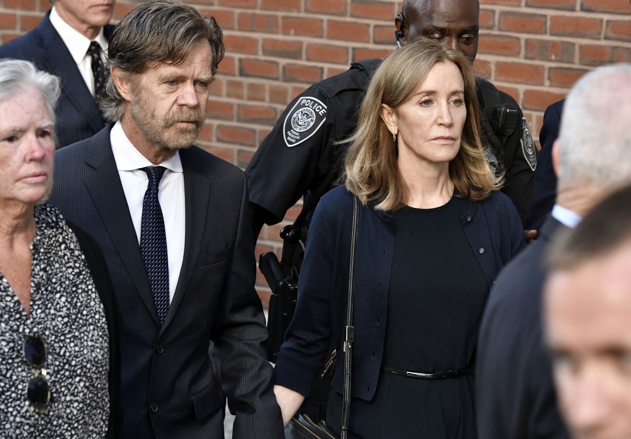 US-Schauspielerin Felicity Huffman kauft Testergebnisse: Nur 2 Wochen Haft lautete das Urteil für den Desperate-Housewives-Star Felicity Huffman. Obendrauf gab es eine Geldstrafe von 30.000 Dollar, und sie muss 250 Stunden soziale Arbeit leisten. 2019 hatte Huffman 15.000 Dollar bezahlt, damit die Ergebnisse ihrer Tochter für den Uni-Eignungstest aufgebessert wurden. Das Foto zeigt, wie Huffman nach der Urteilsverkündung mit 