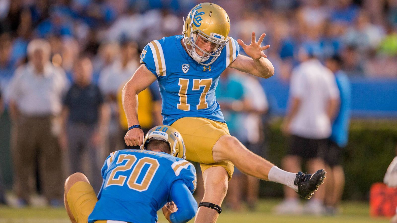 
                <strong>JJ Molson (Kicker, UCLA)</strong><br>
                JJ Molson stammt aus dem kanadischen Montreal. Der Kicker ist mit der Brewing-Familie verwandt, die die NHL-Mannschaft der Canadiens de Montreal besitzt. Nach seiner Schulzeit hatte er auch ein Stipendien-Angebot von Alabama, entschied sich allerdings für UCLA. In der Saison 2017 galt er als großes Zukunftsversprechen, verwandelte starke 81 Prozent seiner Field Goals. In der Saison 2019 erlitt er allerdings einen Einbruch. Seine Field-Goal-Quote: nur 57,1 Prozent. Weil er eine saubere Technik hat und zudem ein guter Kickoff-Schütze ist, räumen ihm einige Experten im Draft dennoch Chancen ein.   
              