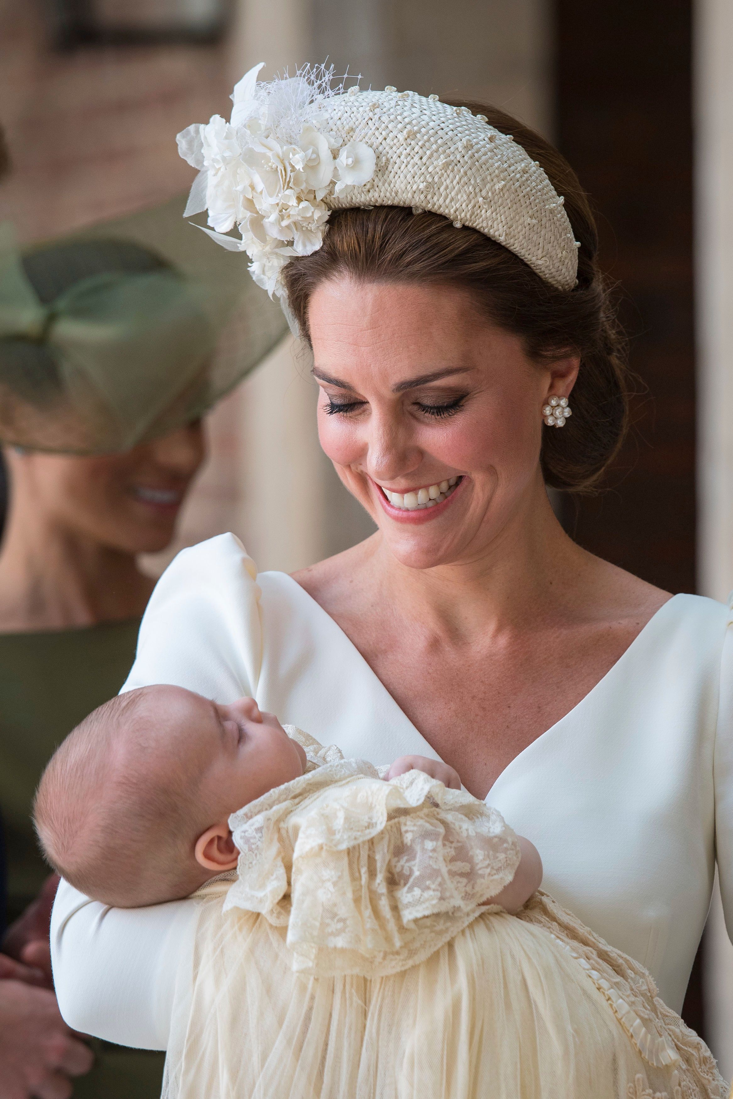 Bei der Taufe von Louis trug Kate eine ähnliche Kopfbedeckung, wie sie es bei der Krönung tun könnte.