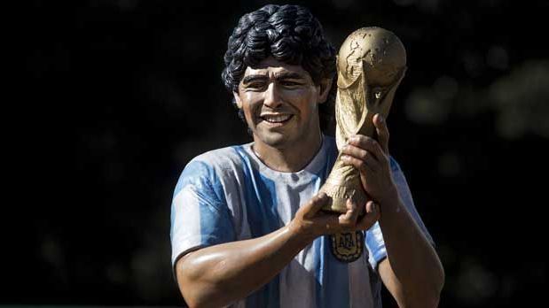 <strong>Diego Maradona</strong><br>
                Doch es gibt auch bessere Statuen vom argentinischen Volkshelden in seiner Heimat. Diese zeigt ihn im Trikot der "Albiceleste", wie die Nationalmannschaft Argentiniens auch genannt wird. Zu seinem 46. Geburtstag bekam Diego Maradona zudem eine Bronzestatue geschenkt. Diese steht im Eingangsbereich des Museums der Boca Juniors, für die Maradona einst spielte.
