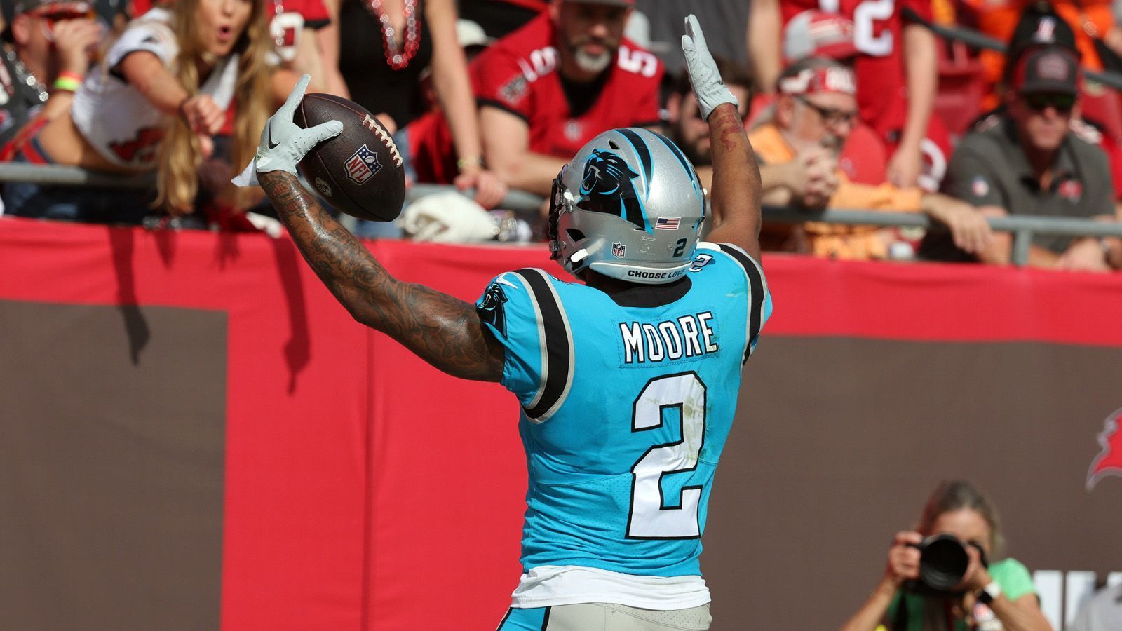 
                <strong>Wer unterstützt den neuen Quarterback?</strong><br>
                Neben vier Picks - zwei Erstrunden- sowie zwei Zweitrundenpicks - haben die Panthers auch Wide Receiver DJ Moore abgegeben. Er war spätestens seit dem Weggang von Running Back Christian McCaffrey der wohl produktivste Spieler in der Offense. 888 Yards und sieben Touchdowns steuerte der Receiver in der abgelaufenen Saison bei. In dieser Form muss Carolina ihn erst einmal ersetzen - ob mit einem routinierten Spieler oder ebenfalls über den Draft, werden sich die Panthers in den kommenden Tagen und Wochen überlegen müssen.
              