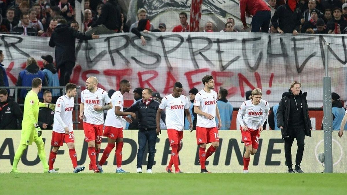 Kölner Spieler versuchen die Fans zu beruhigen