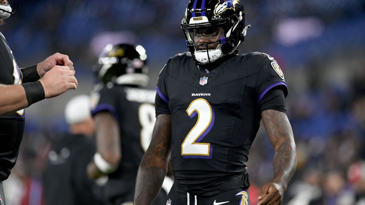 NFL, American Football Herren, USA Cincinnati Bengals at Baltimore Ravens Nov 16, 2023; Baltimore, Maryland, USA; Baltimore Ravens quarterback Tyler Huntley (2) warms up before a game against the C...