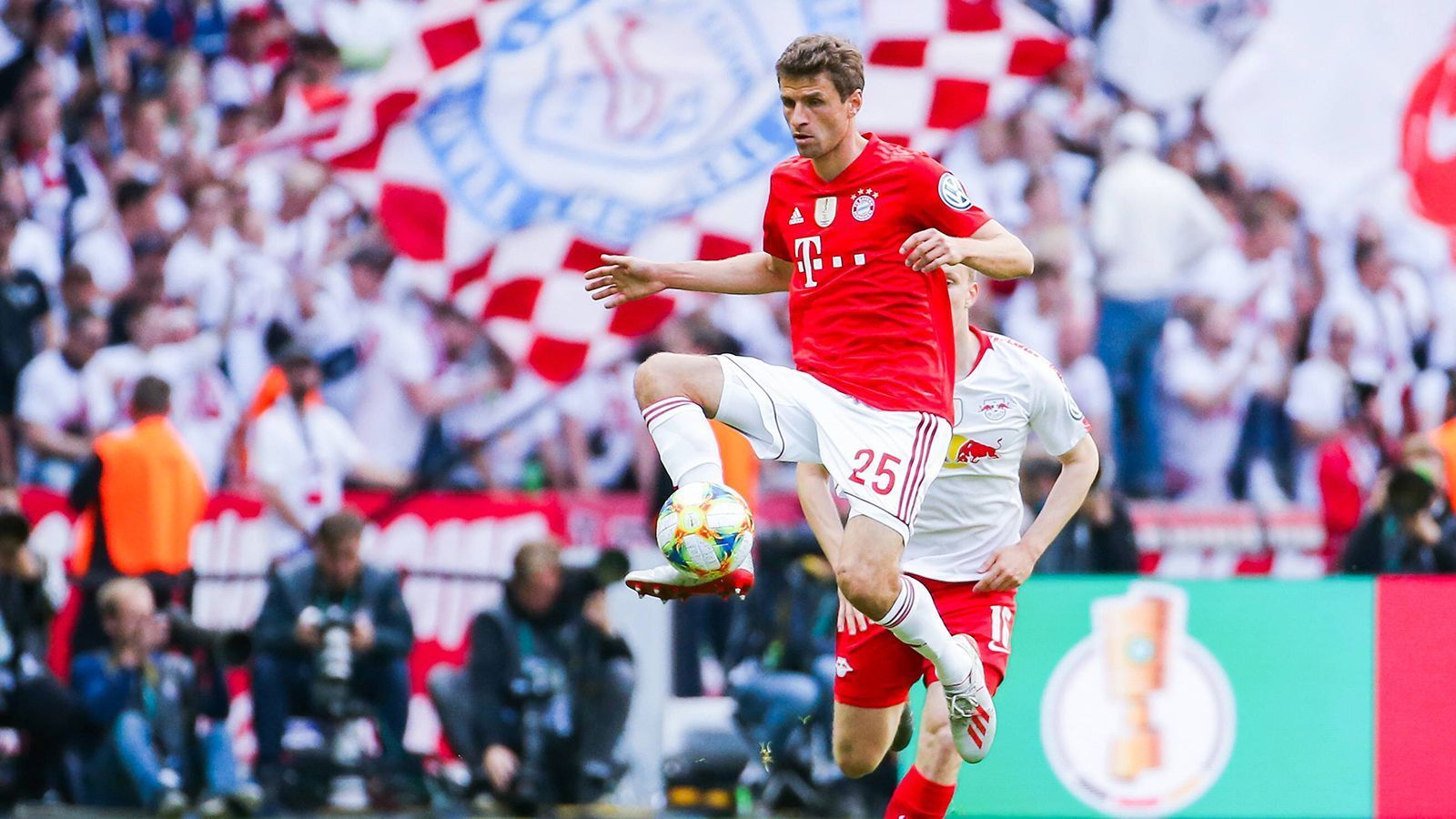 
                <strong>Thomas Müller (FC Bayern München)</strong><br>
                Kommt nicht gut ins Spoiel, ein bisschen schludrig in seinen Aktionen, uneffektiv und auch unpräzise. Kommt auch im weiteren Verlauf nicht in den Rhythmus. Hat er den Ball, gelingt nicht viel. Sehr blass. ran-Note: 4
              