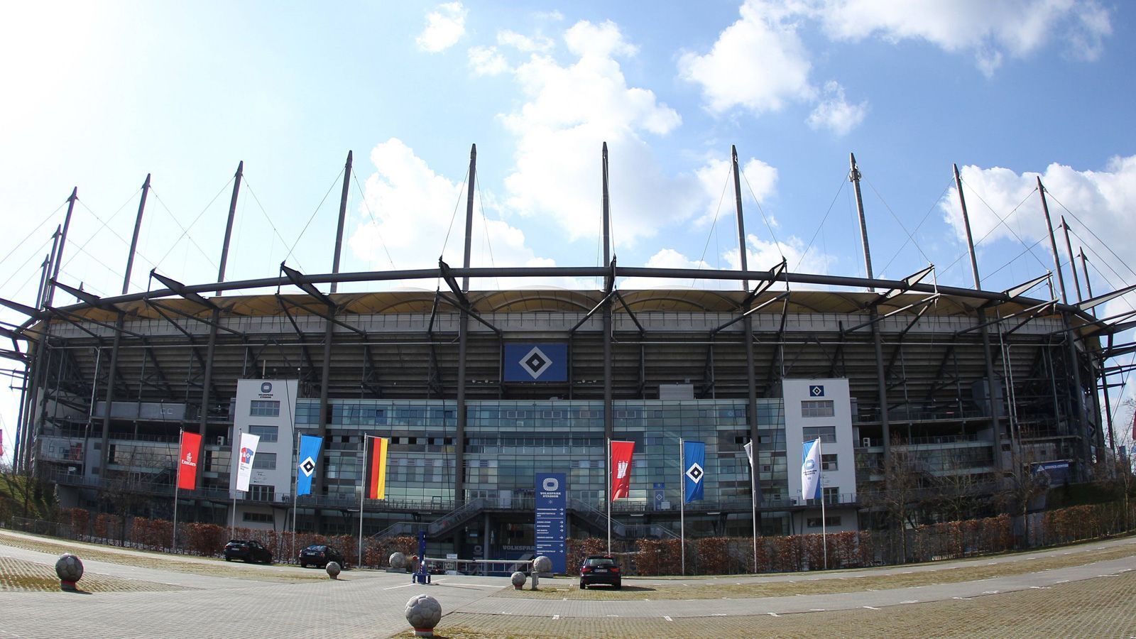 <strong>Volksparkstadion in Hamburg </strong><br>
                Eine Footballvergangenheit hat auch das Hamburger Volksparkstadion, schließlich war hier das NFL Europe-Team Hamburg Sea Devils - das mittlerweile in der European League of Football antritt - beheimatet. Mit einem Fassungsvermögen von 57.000 Zuschauern ist das Volksparkstadion größer als die Arena in Frankfurt, aber nicht so groß wie die Stadien in München und Berlin.
