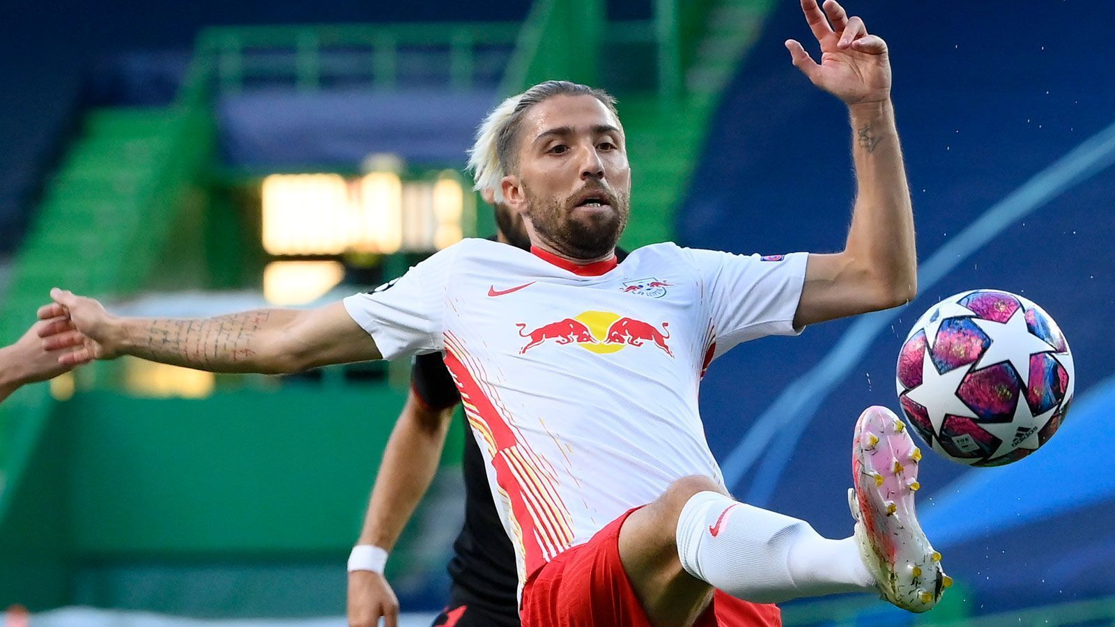 
                <strong>Kevin Kampl</strong><br>
                Wie ein Duracell-Hase im Mittelfeld. Taucht überall auf, wirft sich in jeden Zweikampf, kaum ein Angriff verläuft nicht über ihn. Versucht es in der 17. Minute selbst aus der zweiten Reihe, allerdings auch hier zu ungenau. Leitet in der 50. Minute Dani Olmos Treffer ein. Kampfstark bis zur letzten Minute, aber wie die komplette Leipziger Mannschaft ab dem Ausgleich etwas unsicherer. Dennoch eine starke Leistung. ran-Note: 2
              