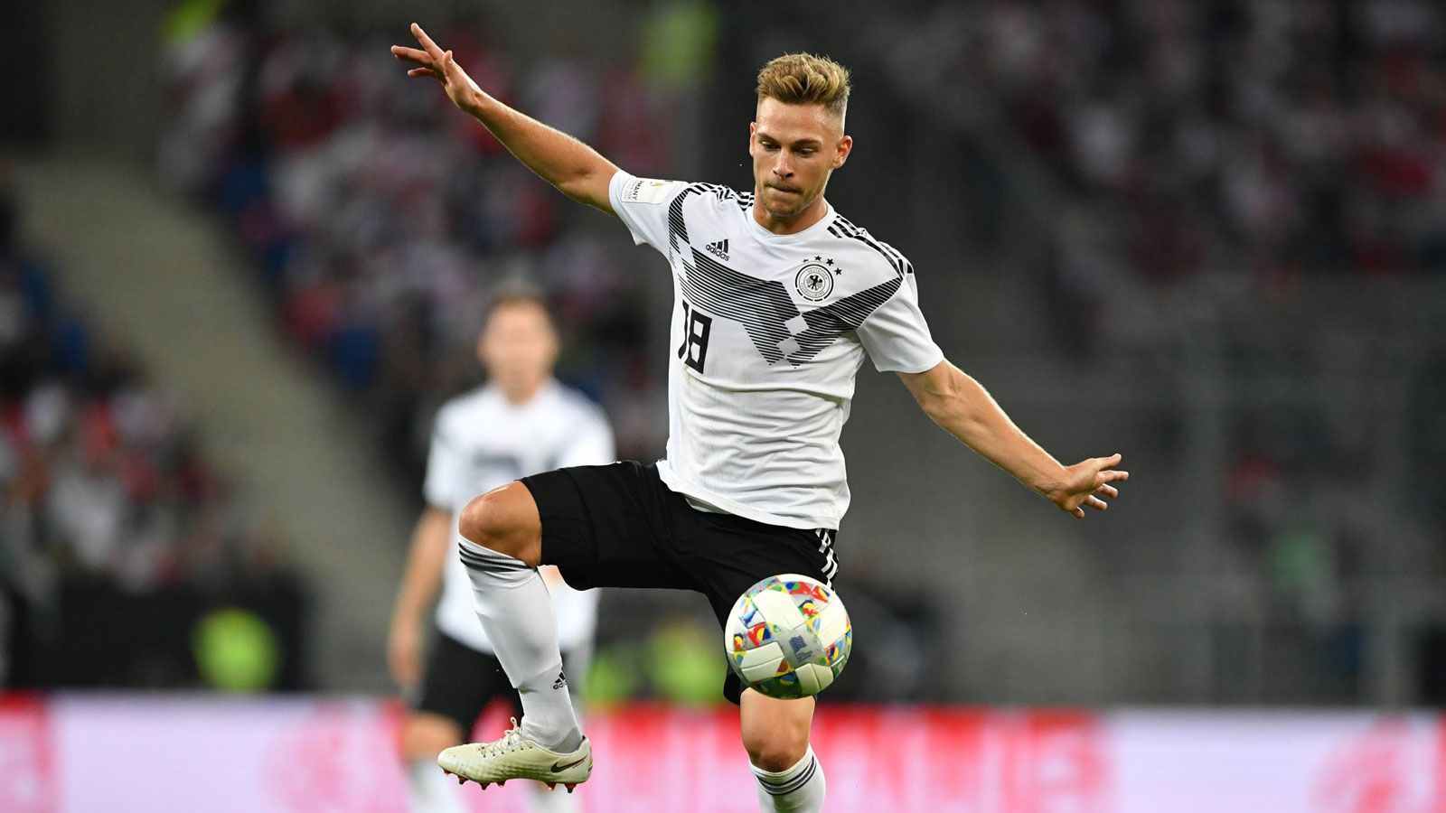 
                <strong>Gewinner: Joshua Kimmich</strong><br>
                Joachim Löw will auf ihn in den nächsten Spielen als Sechser setzen. Zu recht. Denn Joshua Kimmich kennt diese Postion von früher. Er füllt sie als Ballverteiler stark aus und besticht durch seine gute Übersicht und kluge Pässe.
              