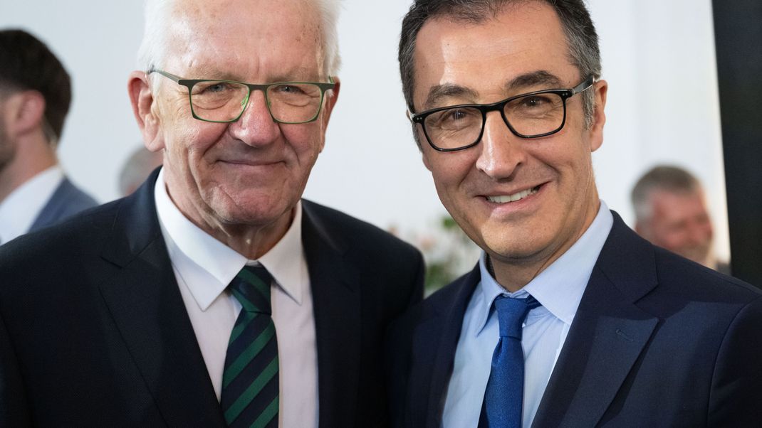 Winfried Kretschmann (Bündnis 90/Die Grünen, l.), Ministerpräsident von Baden-Württemberg, und Bundeslandwirtschaftsminister Cem Özdemir (Bündnis 90/Die Grünen, r.).