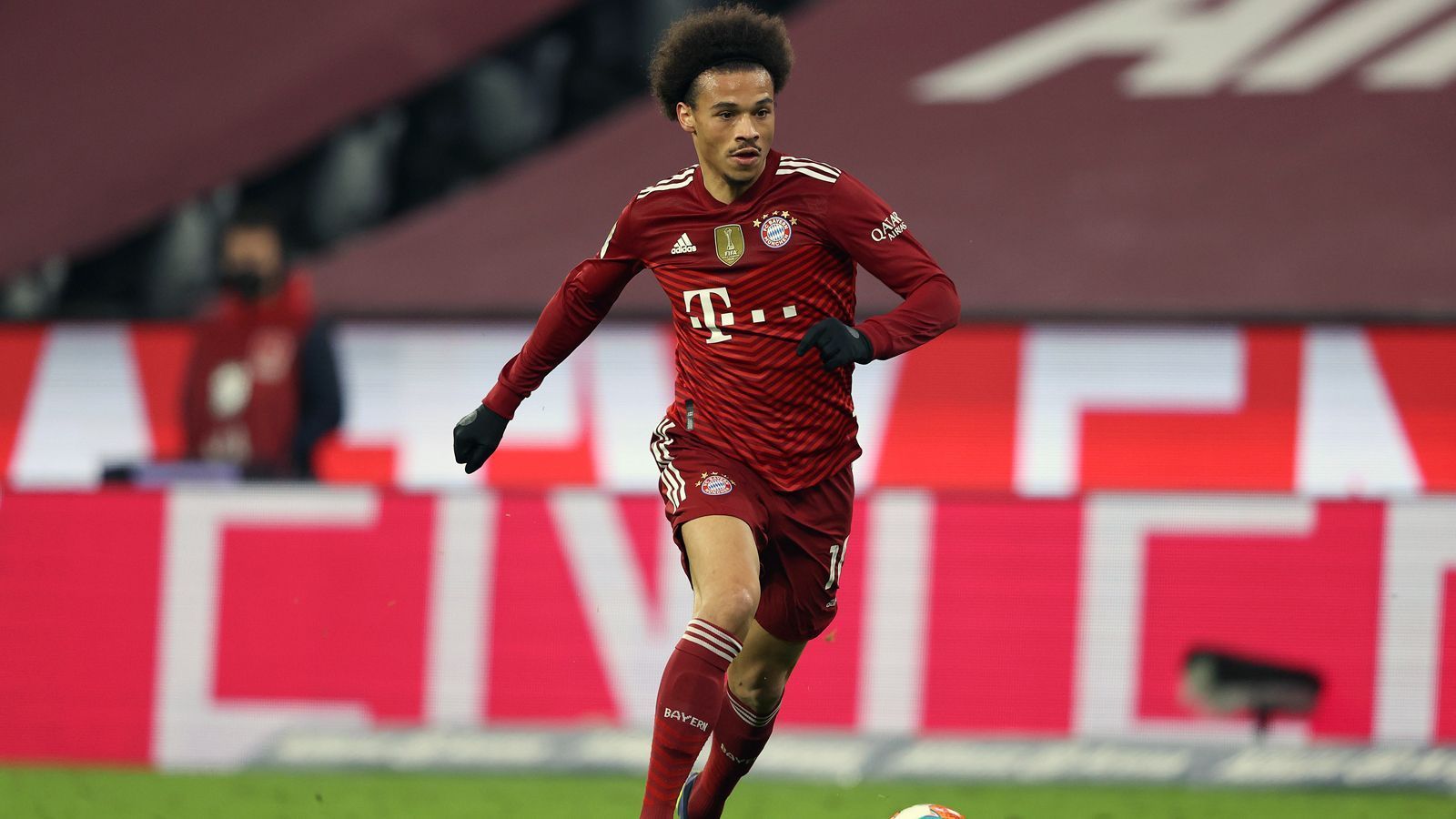 
                <strong>Leroy Sane</strong><br>
                Meldet sich aus der Corona-Zwangspause zurück und kommt nach einer Stunde für Musiala. Fügt sich direkt mit dem Assist für Lewandowskis 3:0 ein. Auch das 4:0 legt er dem Stürmer auf. ran-Note: 2
              