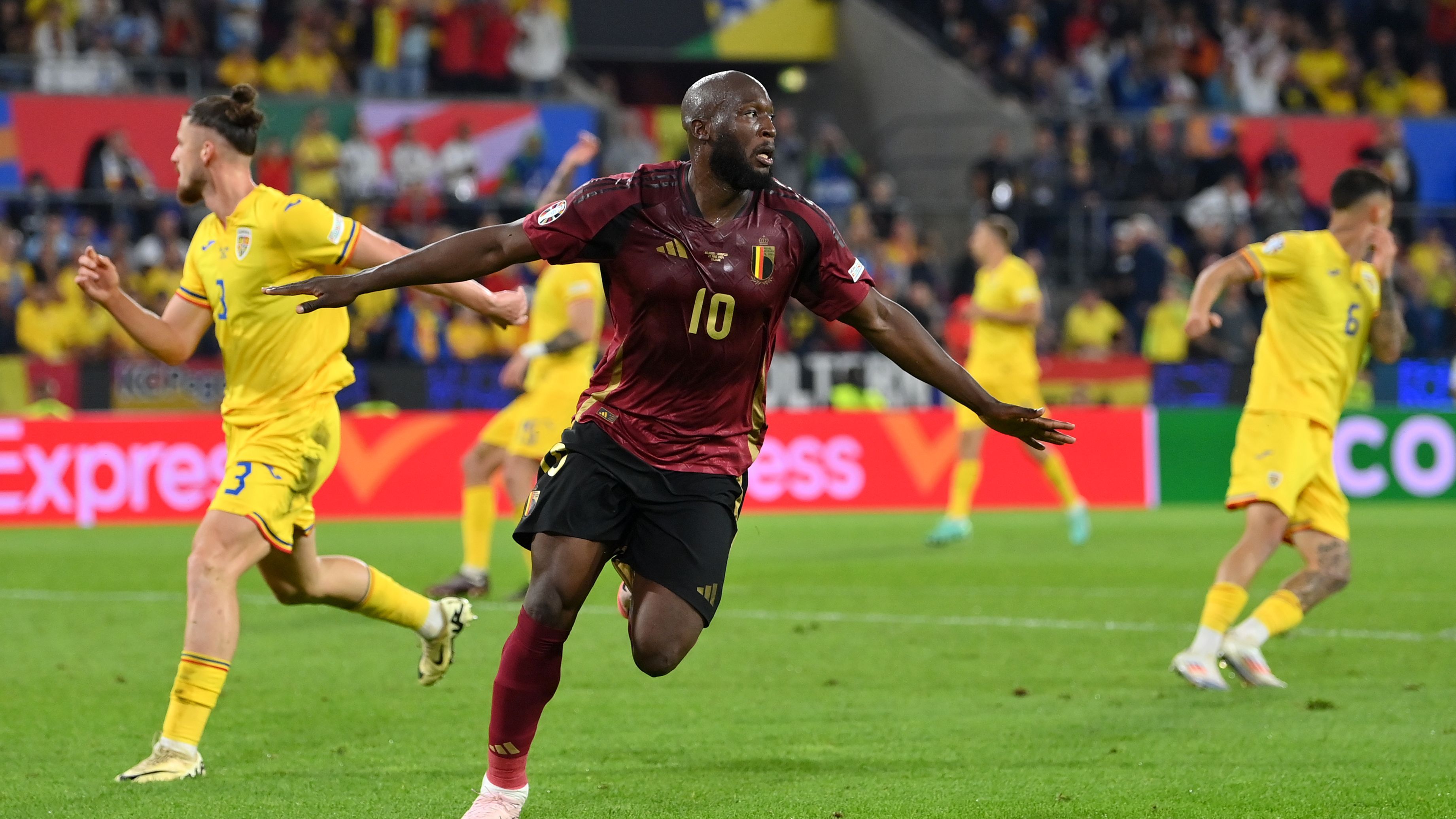 <strong>Lukaku jubelt mal wieder vergebens</strong><br>Bereits in der Partie wurden mehrere Tore von Romelu Lukaku vom VAR aberkannt und auch gegen Rumänien jubelte der belgische Stürmerstar erneut vergebens. Wieder startete er zur früh, stand daher im Abseits.&nbsp;