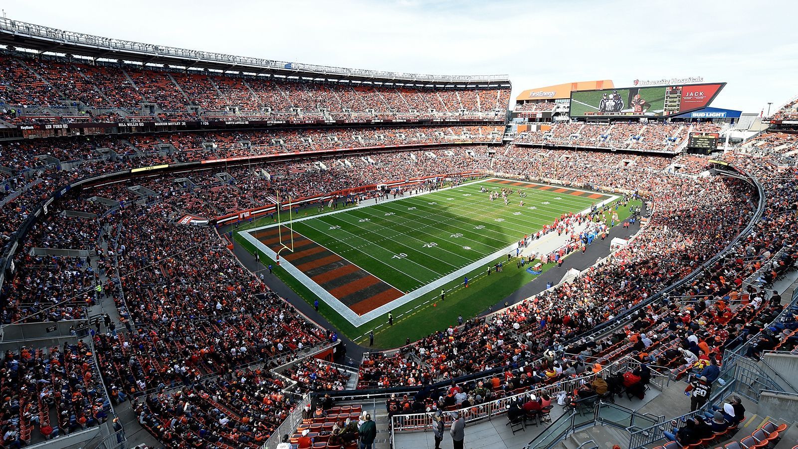 <strong>Cleveland Browns: Huntington Bank Field</strong><br>
                • Kapazität: 67.431&nbsp;&nbsp;<br>• Eröffnung: September 1999&nbsp;&nbsp;<br>• Kosten: 283 Millionen Dollar <br>• Eigentümer: Stadt Cleveland